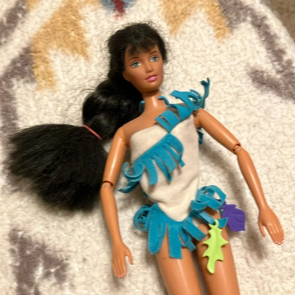1991 Mattel Barbie doll wearing Pocahontas swimsuit costume clothing & necklace